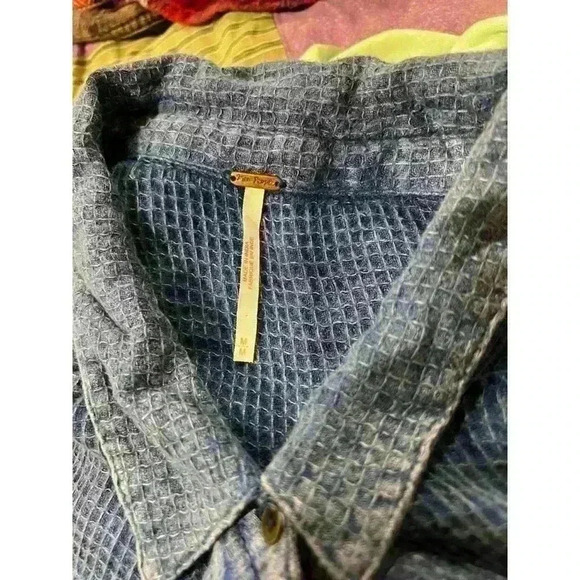 Free people size M blue waffle button up in great pre owned condition - Picture 4 of 5